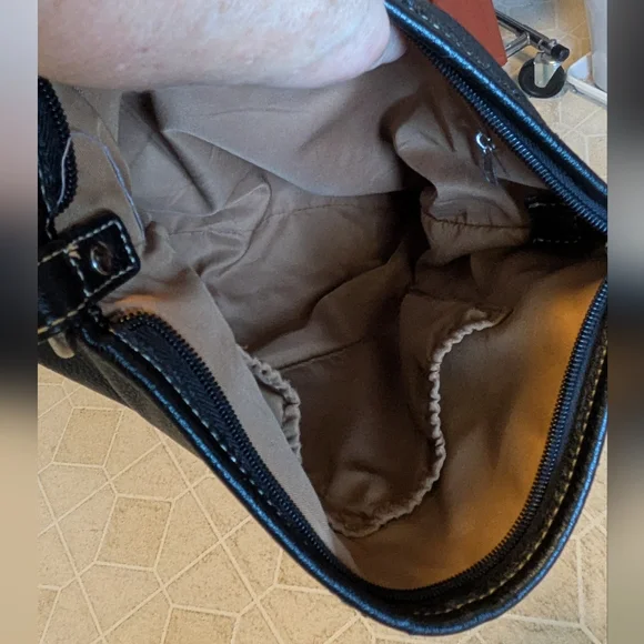 The Sak Elegant Black Leather Shoulder Bag - Picture 3 of 15